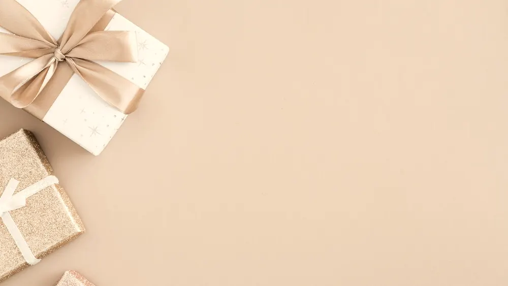 Petits coffrets sobres sur fond crème